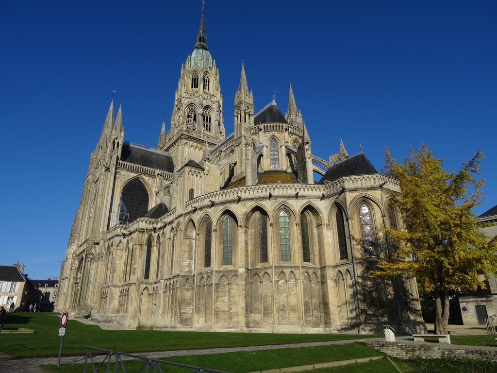 Logis Les Remparts Bed & Breakfast Bayeux Exterior photo