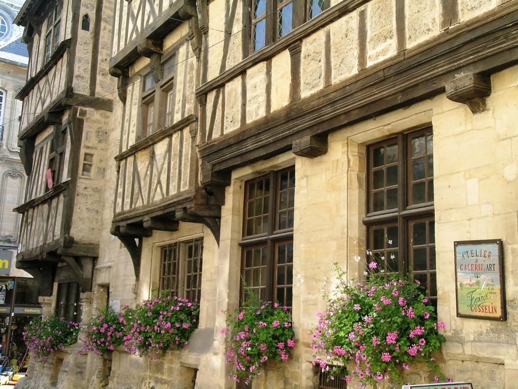 Logis Les Remparts Bed & Breakfast Bayeux Exterior photo