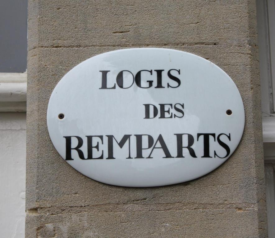 Logis Les Remparts Bed & Breakfast Bayeux Exterior photo